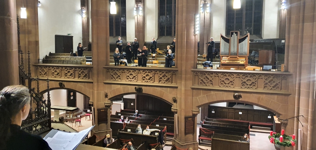 A-cappella-Chormusik mit dem Kurt-Thomas-Kammerchor zum 1. Adventssonntag 2021 in der Dreikönigskirche - Abstandsgebote aufgrund der Corona-Pandemie beim Chor und dem Auditorium.
