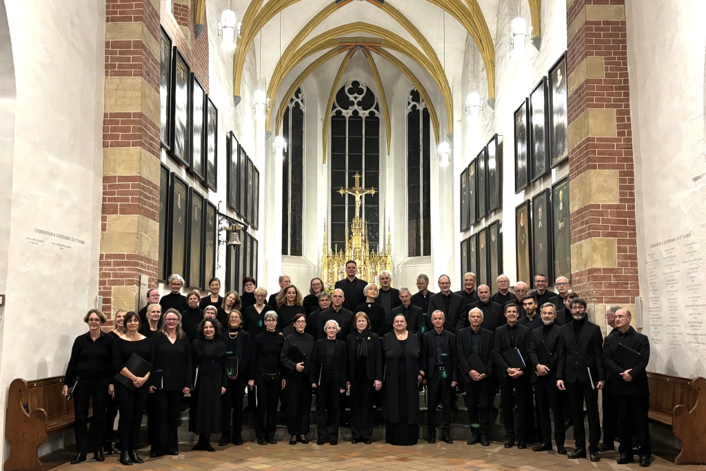 Kurt-Thomas-Kammerchor nach der Motette im Altarraum der Thomaskirche Leipzig | Oktober 2025