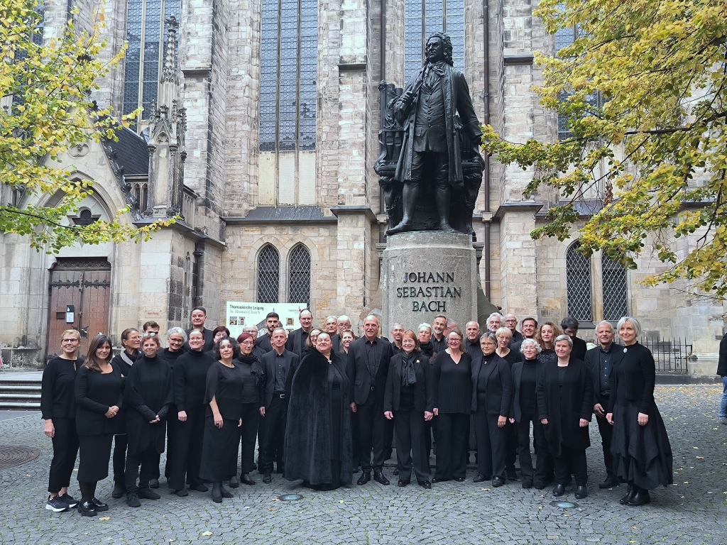 Kurt-Thomas-Kammerchor vor dem Bach-Denkmal an der Thomaskirche Leipzig
