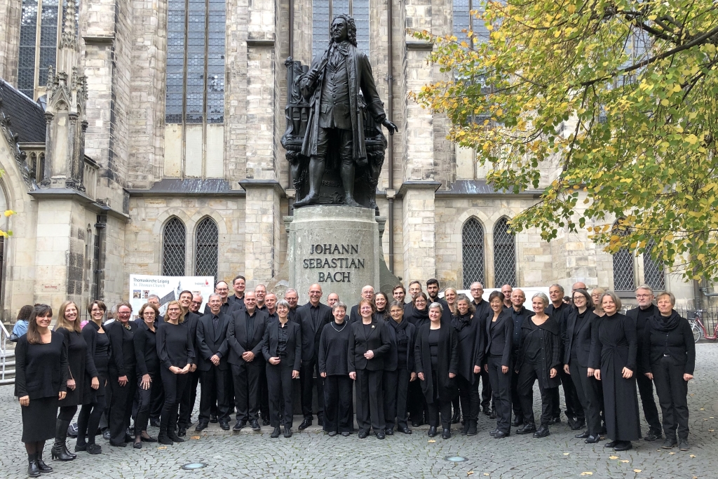 Der Kurt-Thomas-Kammerchor | Leitung: Andreas Köhs - vor dem Bach-Denkmal der Thomaskirche zu Leipzig im Oktober 2022